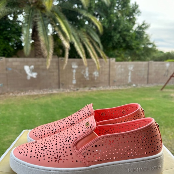 Michael Kors Women’s Pink Slip-On Sneakers Size 6.5 New in Box Casual Shoes - Picture 1 of 9